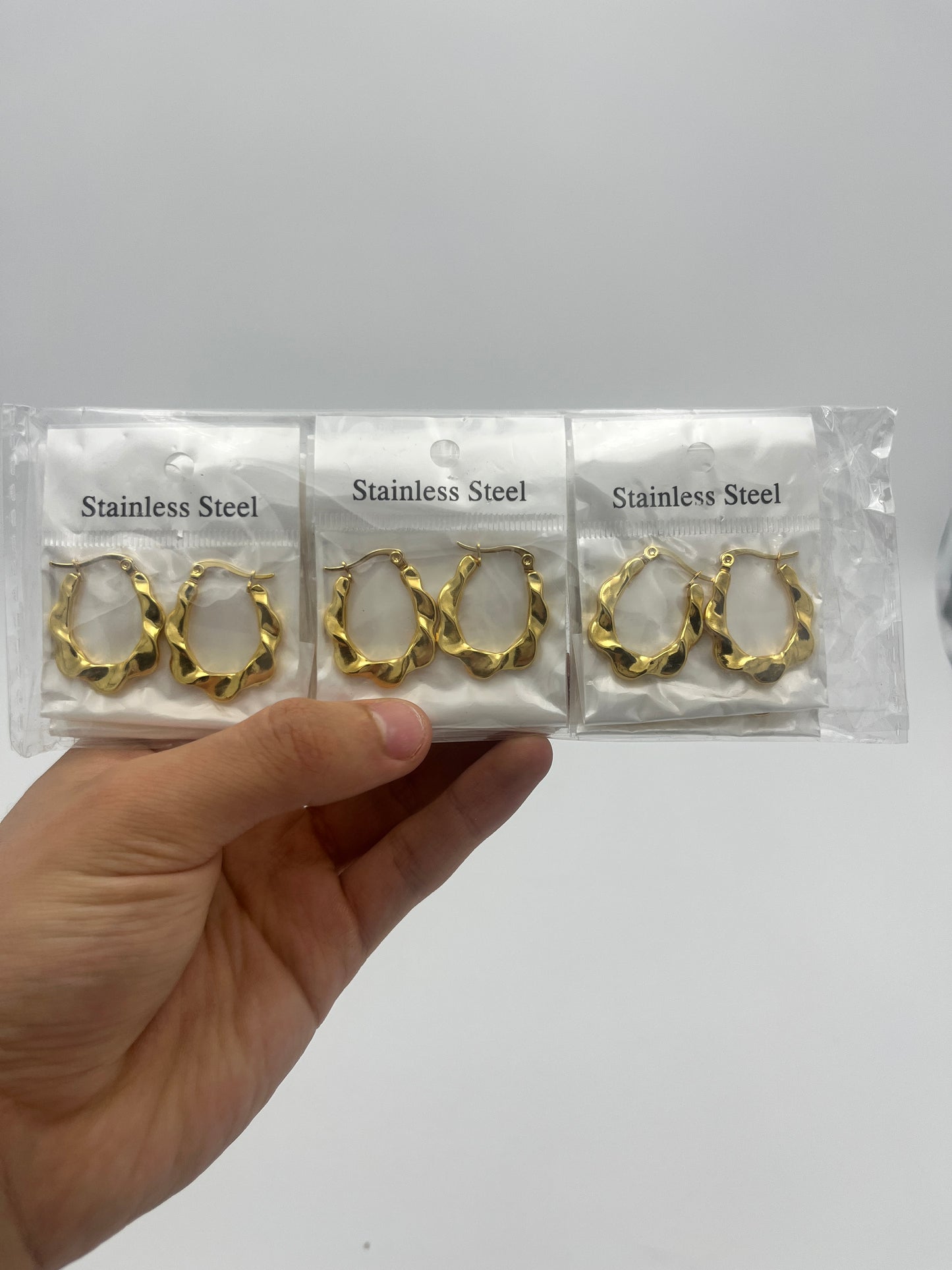 Arete de Acero Inoxidable U Texturizada en Ondas - Paquete de 12 piezas $16.33 c/u