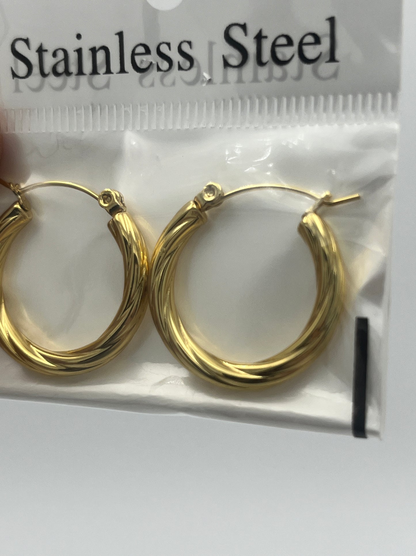 Arete de Acero Inoxidable Aro Elegante c/Relieve - Paquete de 12 piezas $16.33 c/u