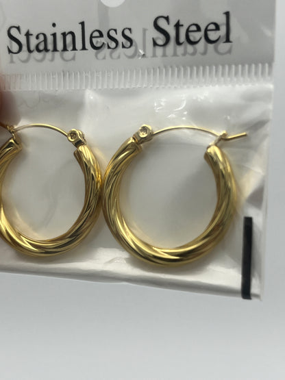 Arete de Acero Inoxidable Aro Elegante c/Relieve - Paquete de 12 piezas $16.33 c/u