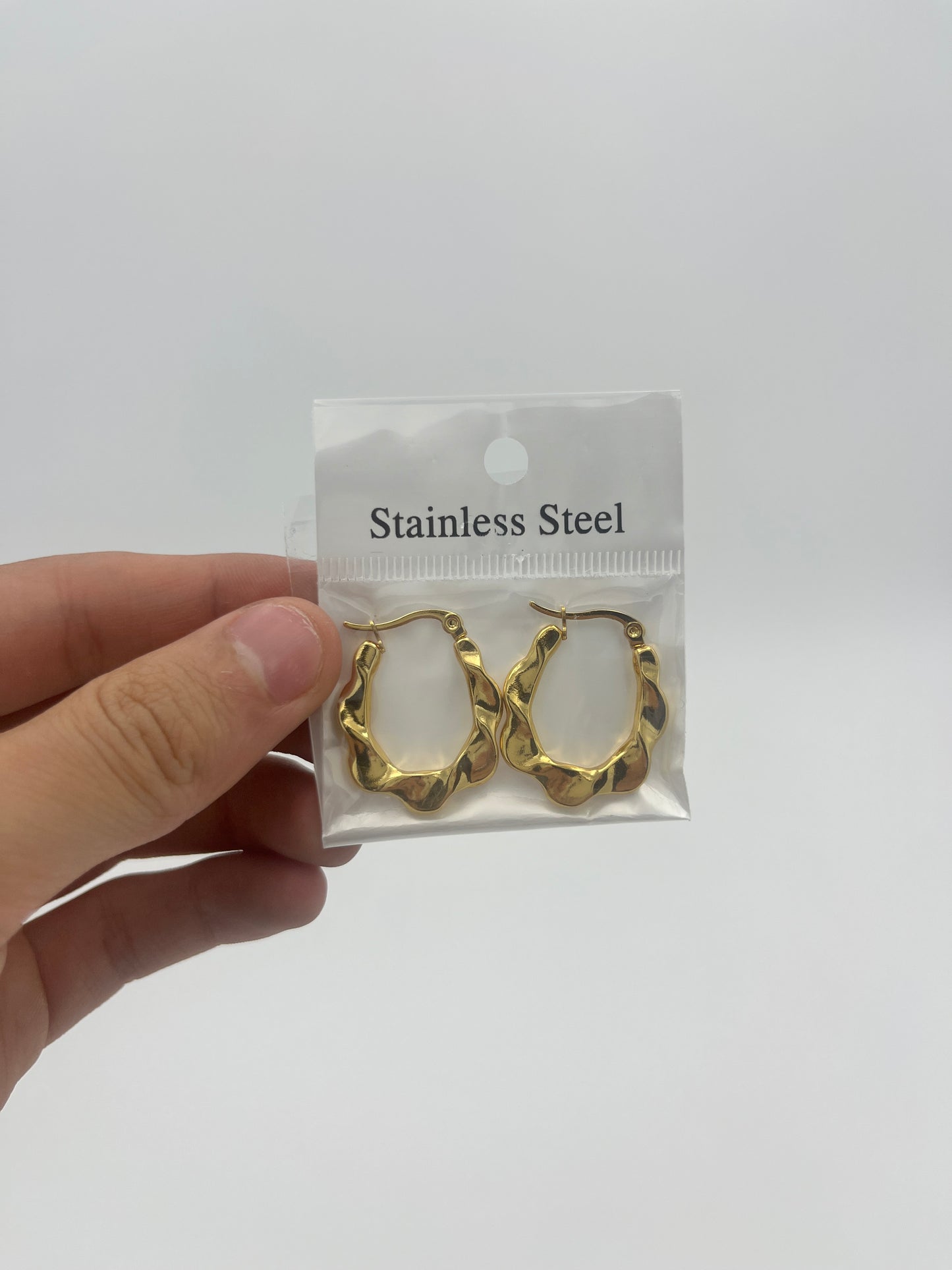 Arete de Acero Inoxidable U Texturizada en Ondas - Paquete de 12 piezas $16.33 c/u
